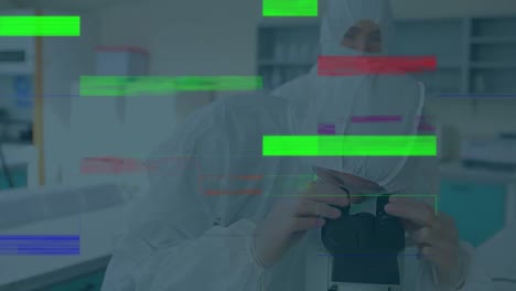 animación del procesamiento de datos científicos sobre dos científicos que llevan uniforme de seguridad en el laboratorio
