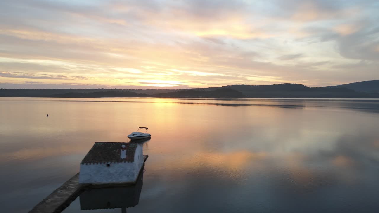 bahía de fornells en menorca, españa montando un espectáculo con la puesta de sol