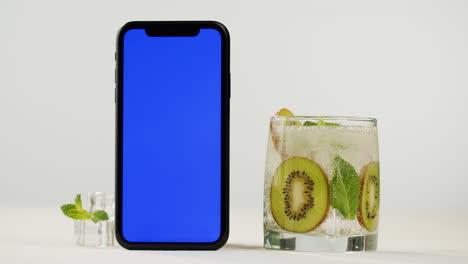kiwi mocktail and smartphone