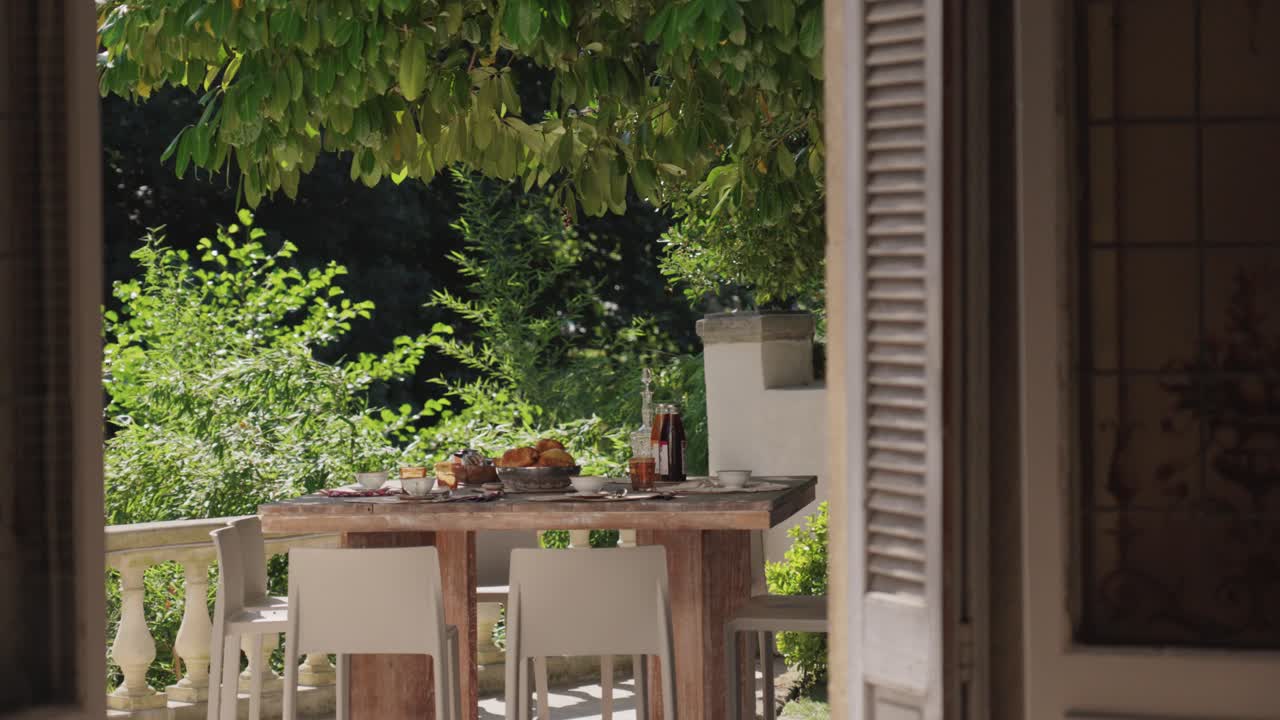 맛있는 킹 사이즈 아침 식사를 아름답게 테이블에 놓은 사진을 보여줍니다.