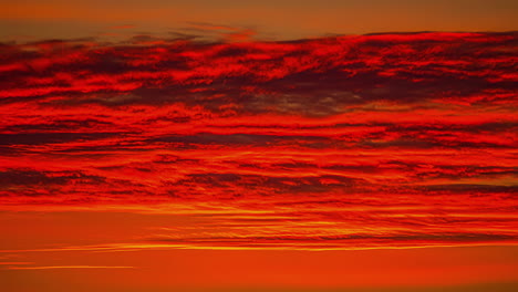 Tiro-De-ángulo-Bajo-Del-Cielo-Colorido-Atardecer-Con-Movimiento-De-Nubes-Rojas-En-Timelapse