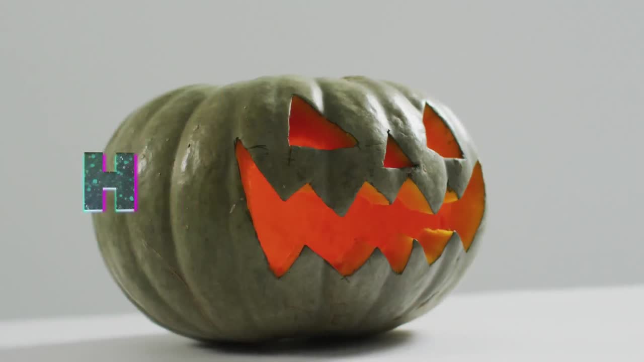 animación del texto de halloween sobre una calabaza tallada sobre un fondo gris
