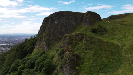 Vista-Aérea-De-La-Nariz-De-Napoleón-En-La-Cima-De-Cavehill,-Irlanda-Del-Norte