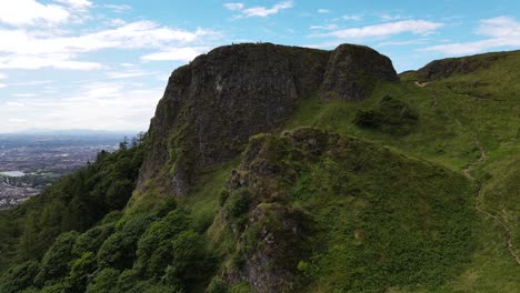 vista aérea de la nariz de napoleón en la cima de cavehill, irlanda del norte