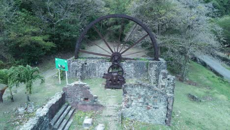 Rueda-Hidráulica-Histórica-En-El-Pueblo-Pesquero-De-Seyside,-Tobago