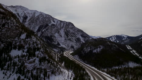 Distante-I70-Montaña-De-Cobre-Colorado-Invierno-Diciembre-Navidad-Aéreo-Zumbido-Cinematográfico-Paisaje-Leadville-Silverthorne-Vail-álamo-Temblón-Alcance-De-Diez-Millas-Nublado-Montañas-Rocosas-Hacia-Arriba-Revelar