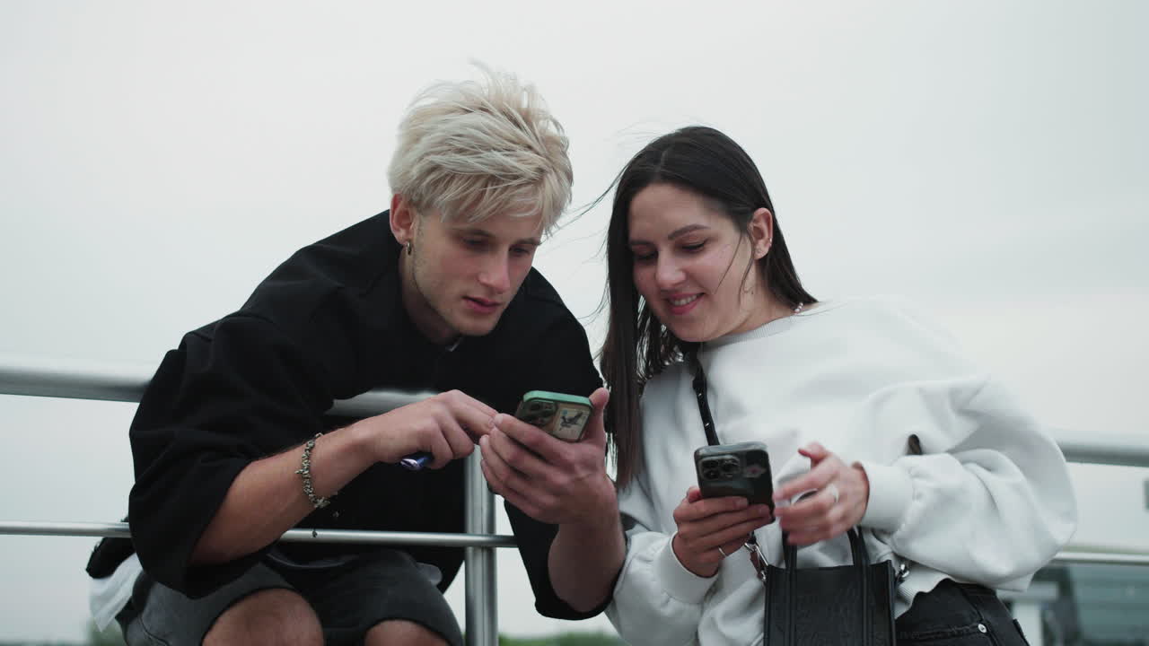 люди гуляют в парке.