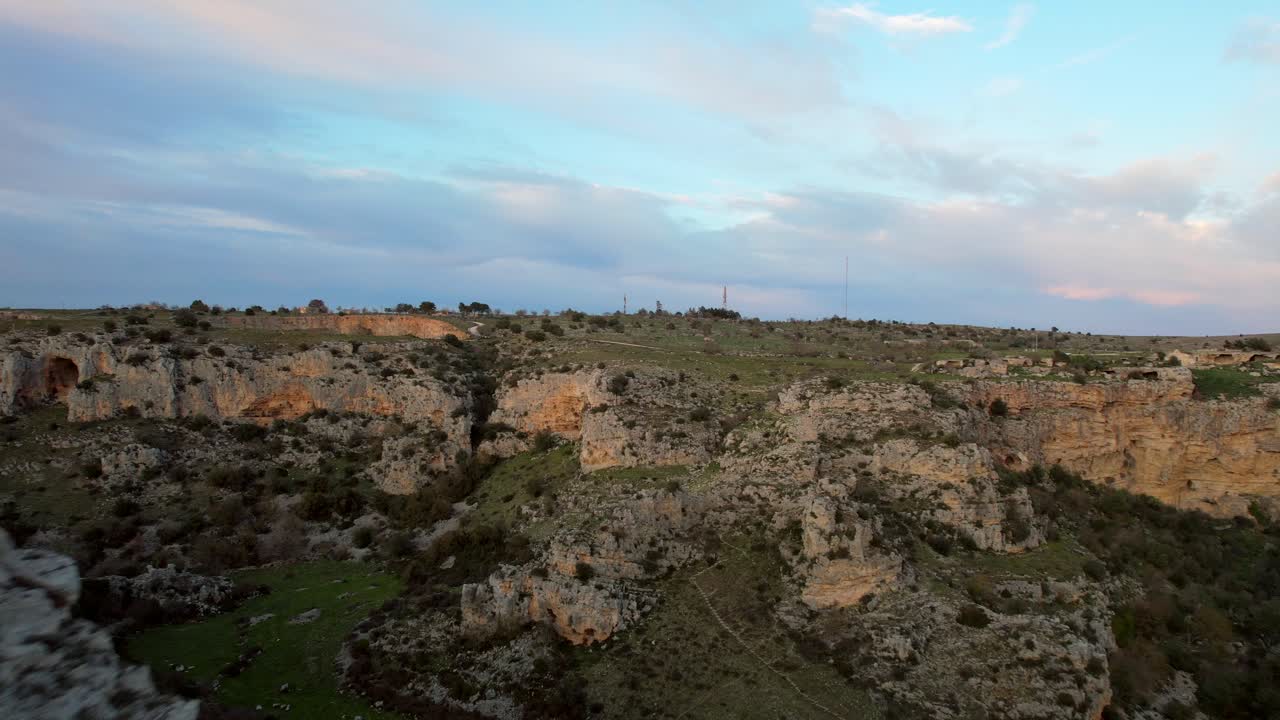video aereo del valle de matera en basilicata, sur de italia