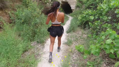 Mujer-Tomando-Vídeos-Mientras-Camina-Por-Los-Bosques-De-La-Ruta-De-Senderismo-Capadocia,-Ubicada-En-El-Distrito-De-Fethiye,-Provincia-De-Muğla,-Turquía