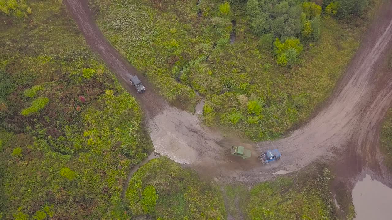 진 길 에 있는 오프 로드 차량 의 공중 사진