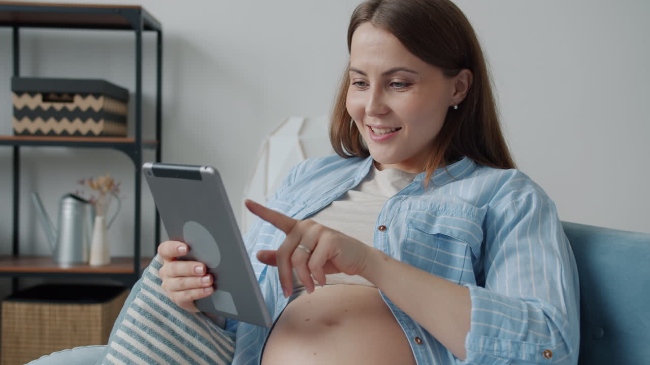 mujer embarazada que usa el comprimido