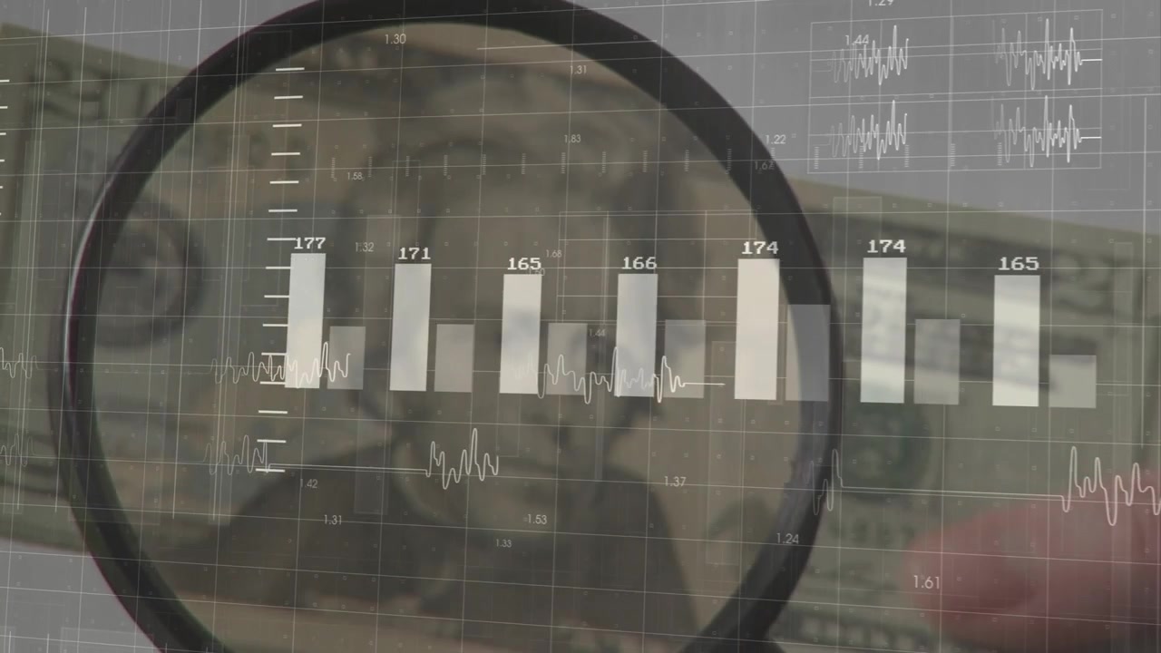 Lente d'ingrandimento che si avvicina a un ritratto, mano che tiene la lente e si sposta a sinistra, grafici che si aggiornano per mostrare i dati delle note