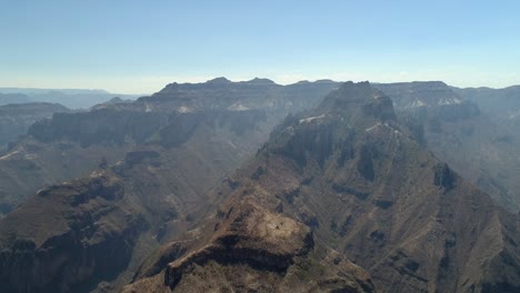 Toma-Aérea-Del-épico-Cañón-Urique-En-Divisadero,-Región-De-Las-Barrancas-Del-Cobre,-Chihuahua