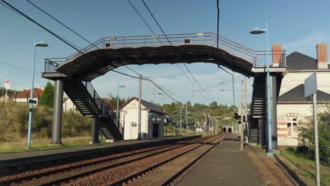 La-Estación-De-Tren-Desierta-De-Montrichard-Val-De-Cher-Espera-Su-Próxima-Llegada