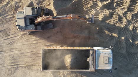 las cargas de la excavadora en el suelo