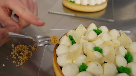 preparando una tarta hermosamente decorada