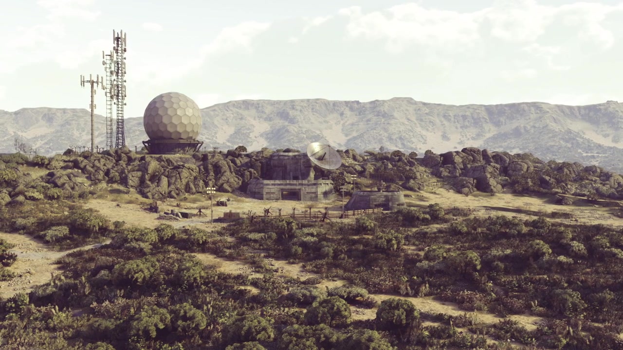 Radar istasyonu ve yumuşak bulutların altındaki uzaktaki dağlarla gizemli manzara.