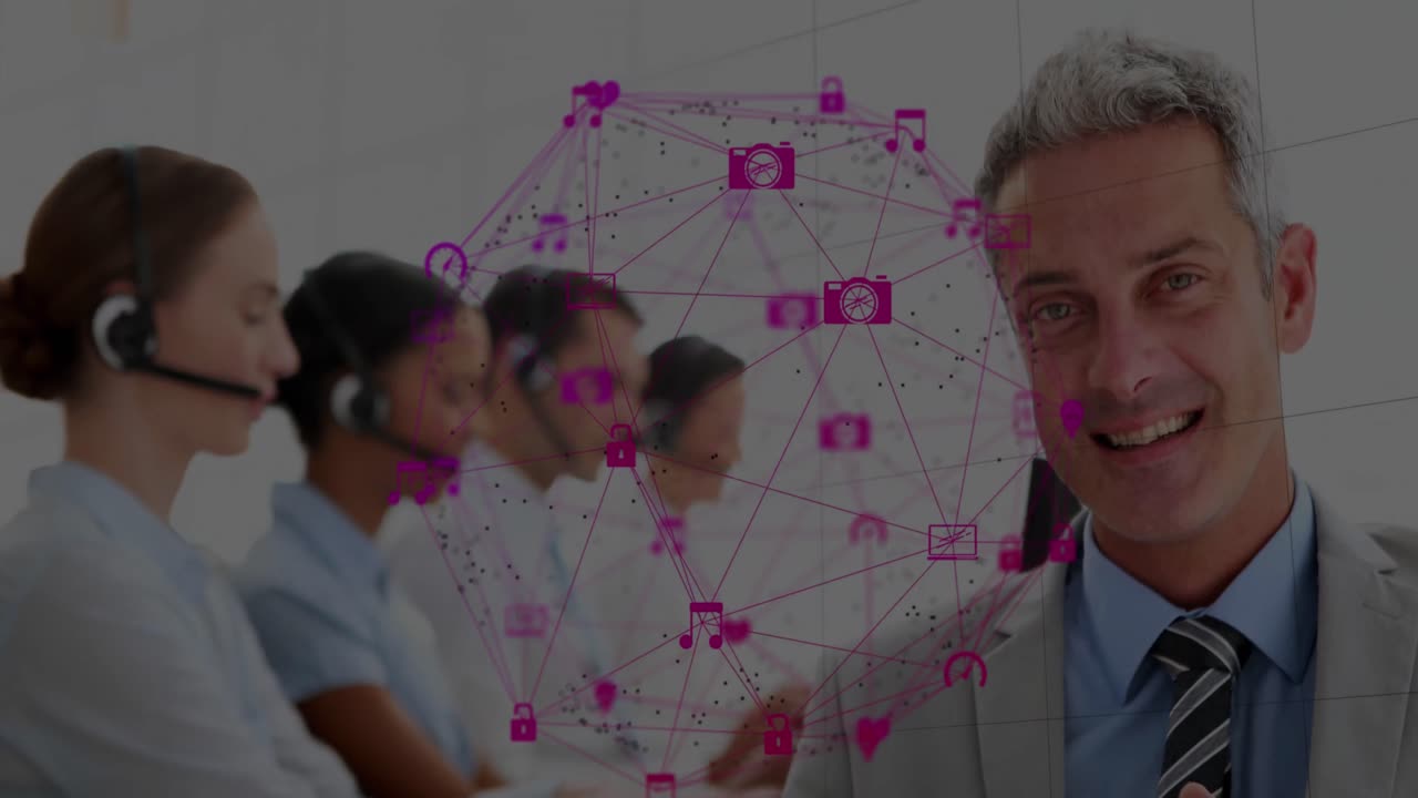 бизнесмен смотрит в камеру со своими коллегами за ним