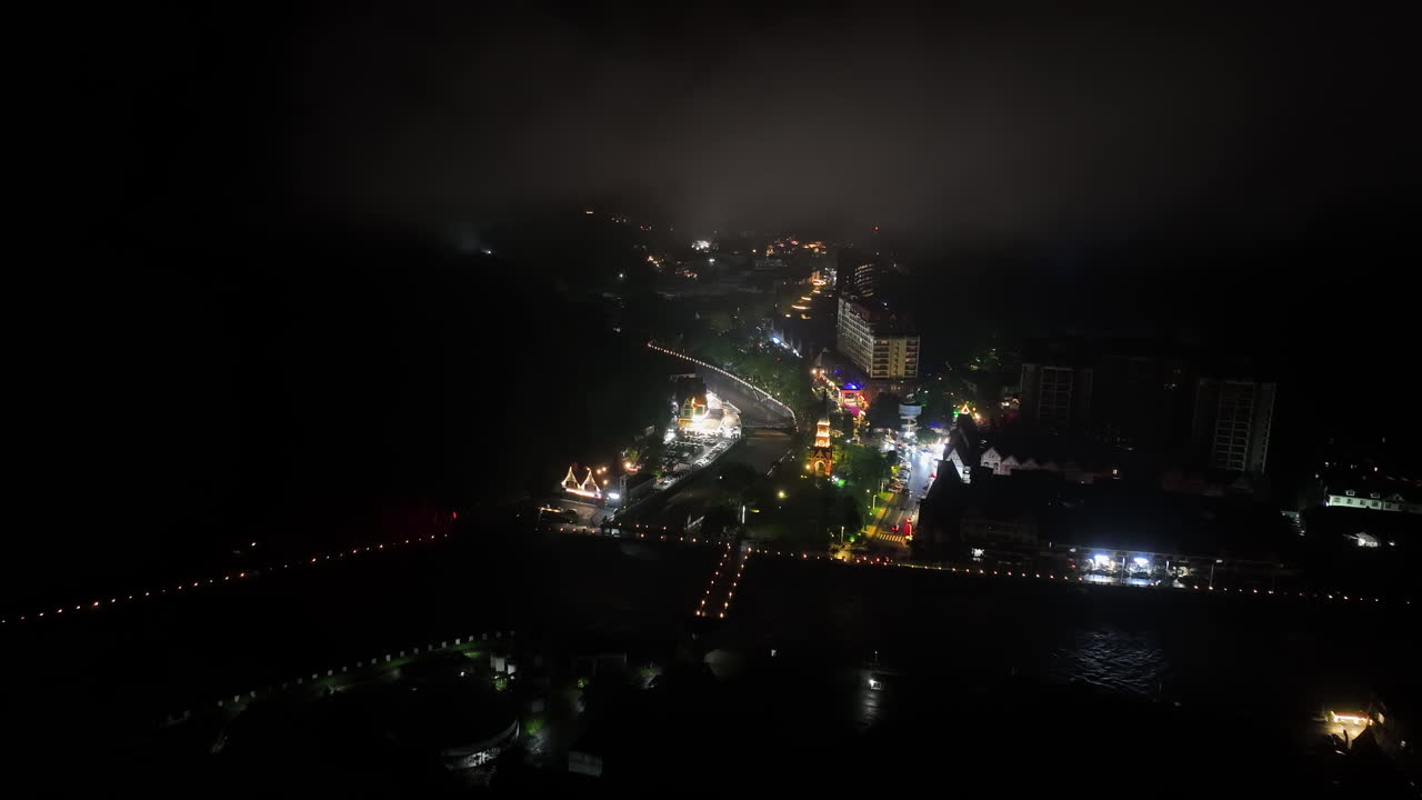 hiperlapso de avión no tripulado de la ciudad iluminada de huashuiwan, noche en sichuan, china