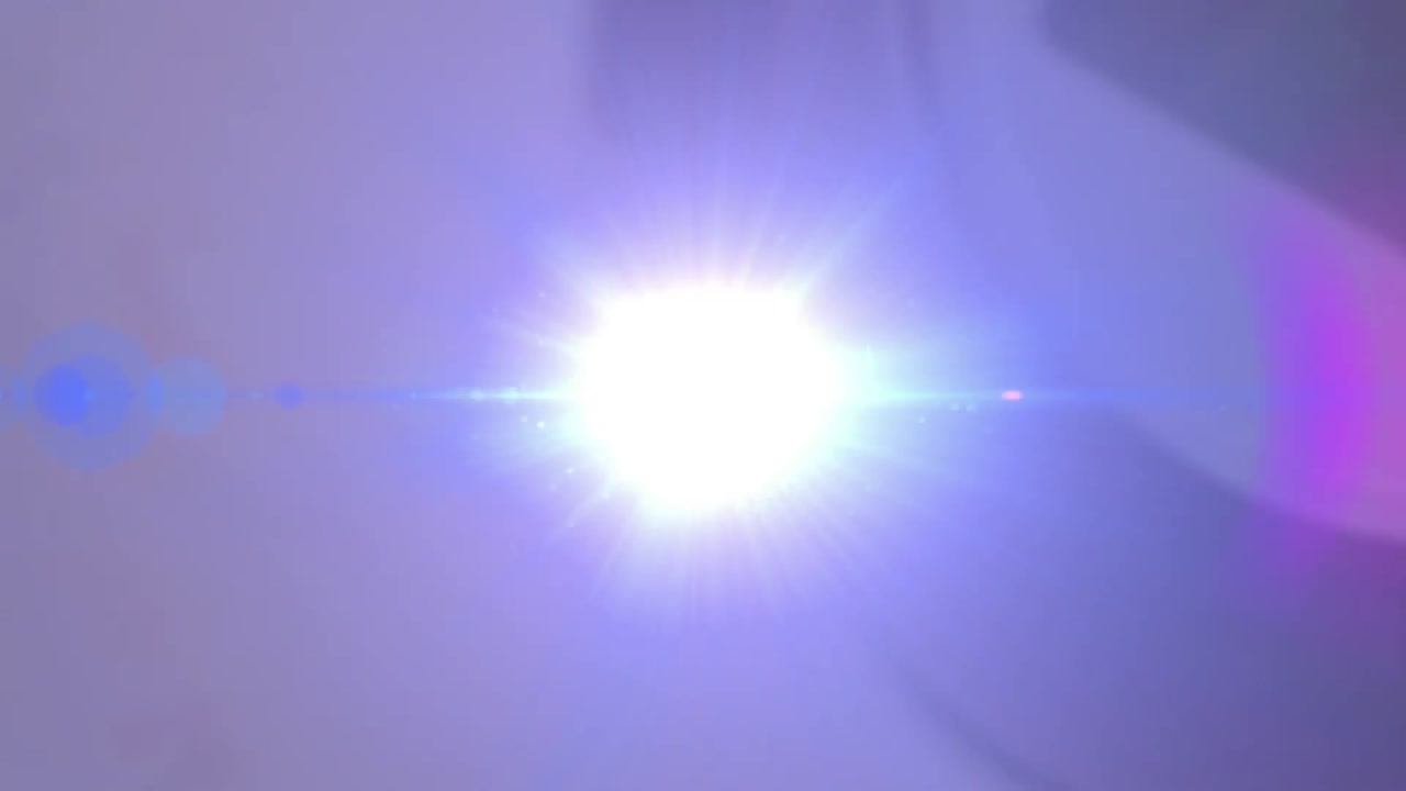 animación de cerradura de seguridad giratoria con reloj sobre el rastro de luz en fondo borroso