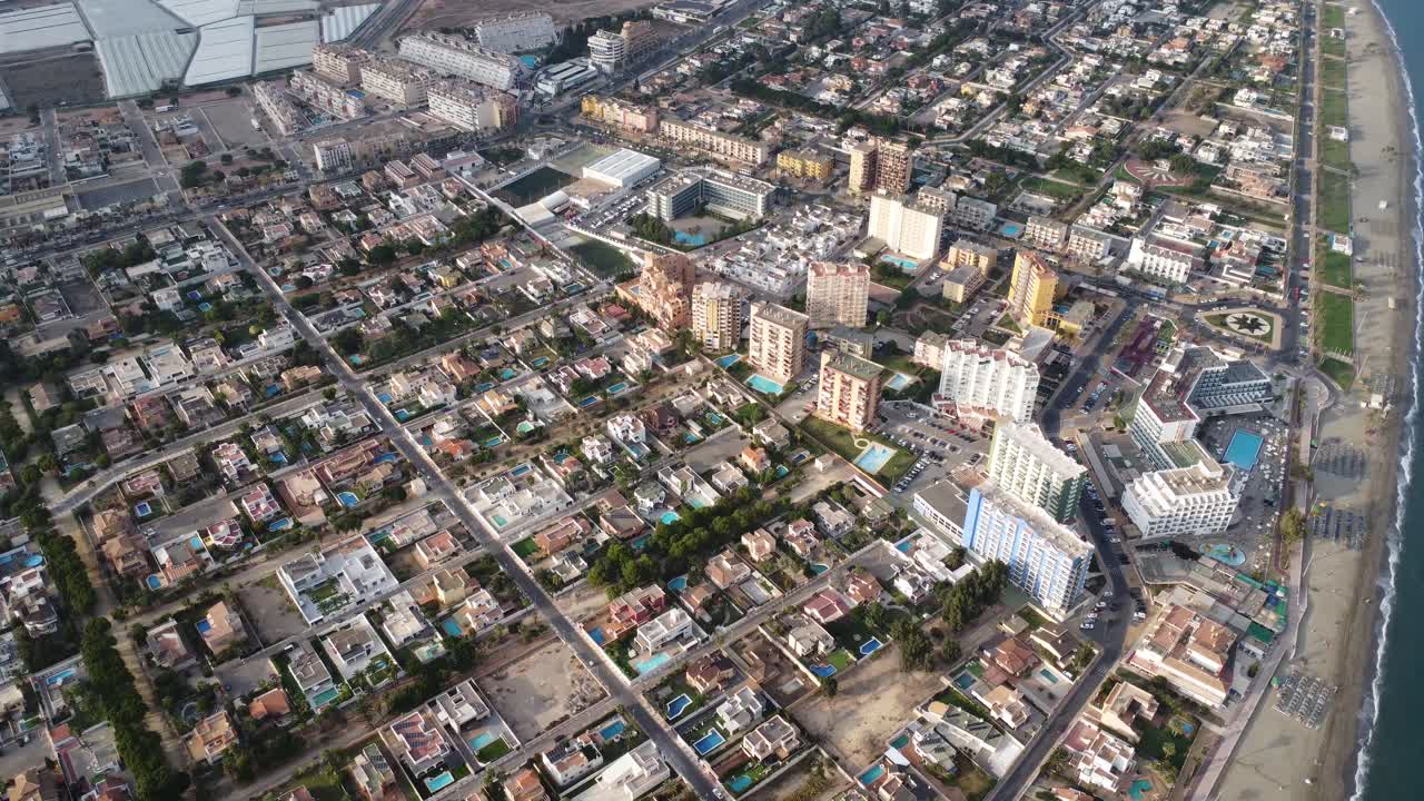 drones hacia el centro de la ciudad de roquetas de mar en el sur de españa, edificios increíbles