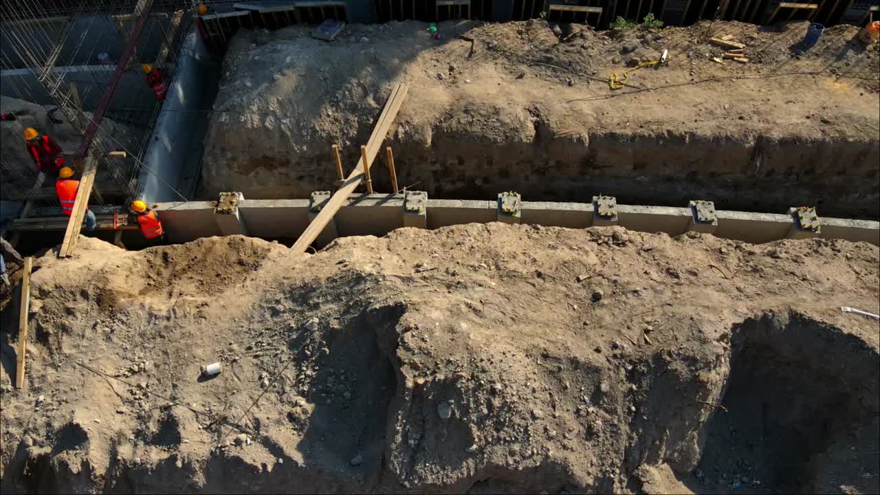 trabajadores de la construcción en la construcción de una línea de alcantarillado del parque de la ciudad en la ciudad de méxico, video 4k