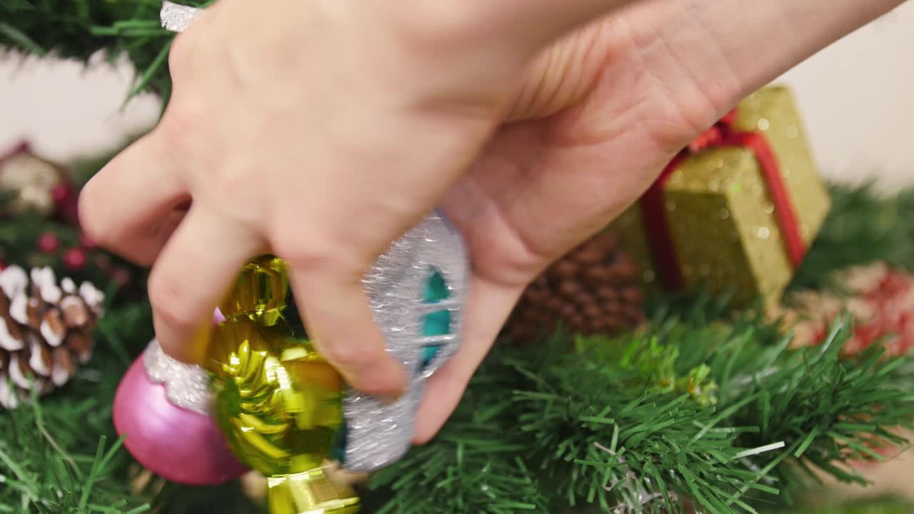 크리스마스 트리 베어와 자동차 장난감 장식