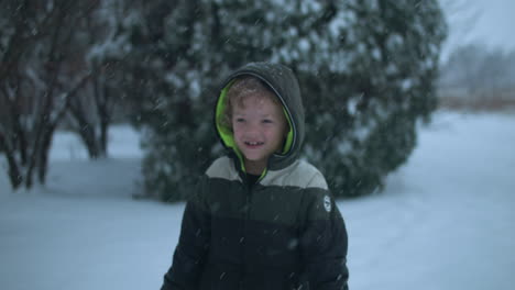 Glückliches-Kind-Am-Weihnachtsmorgen,-Das-Im-Schnee-Spielt