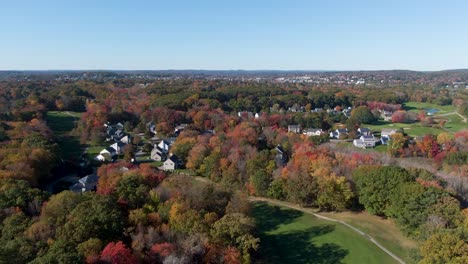 Municipio-De-Haverhill-Con-Colores-De-árboles-De-Otoño,-Vista-Ascendente-De-Drones