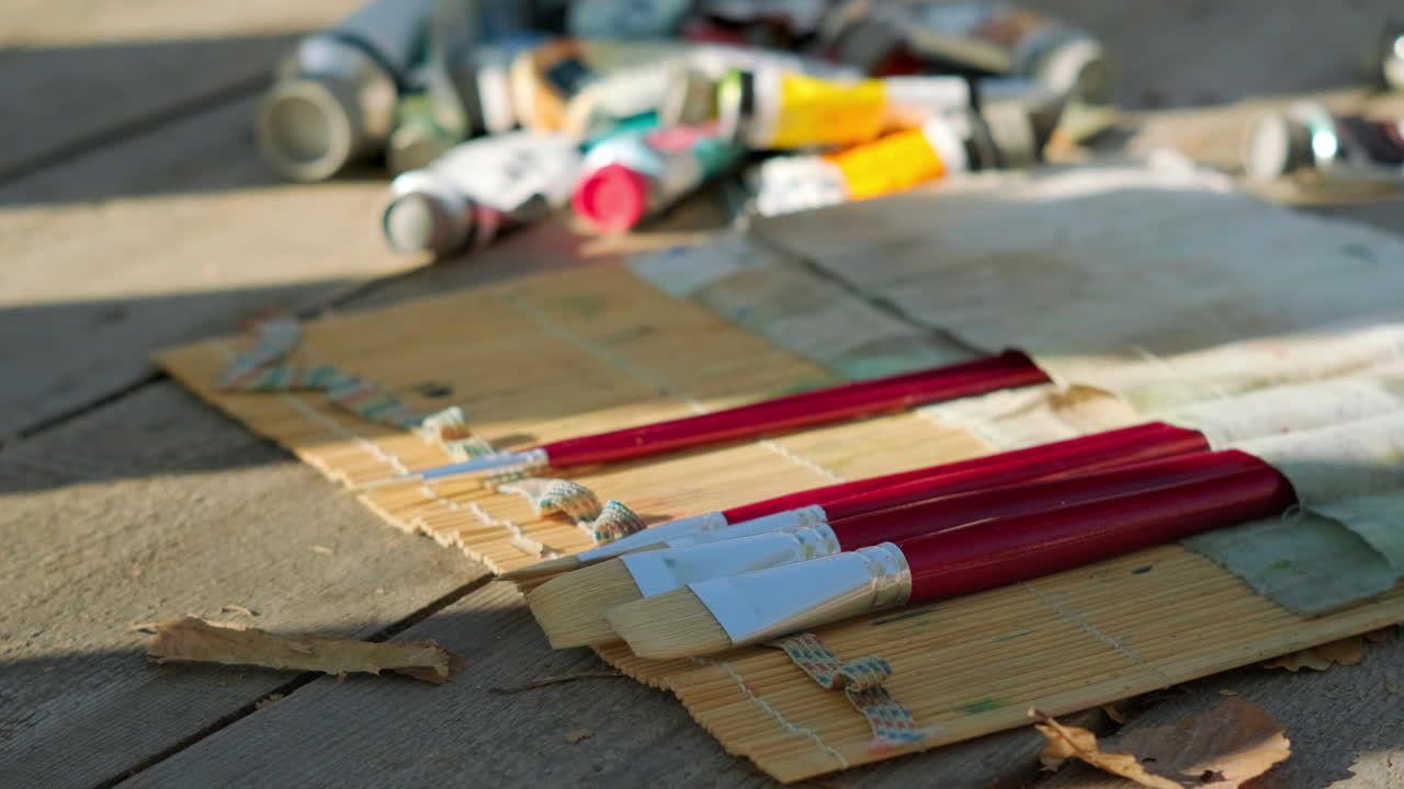 나무 테이블 에 있는 미술품