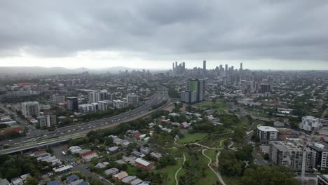 Revelación-Inclinada-Del-Horizonte-De-Brisbane-Con-Nubes-Desde-El-Parque-Hanlon-En-Queensland,-Australia