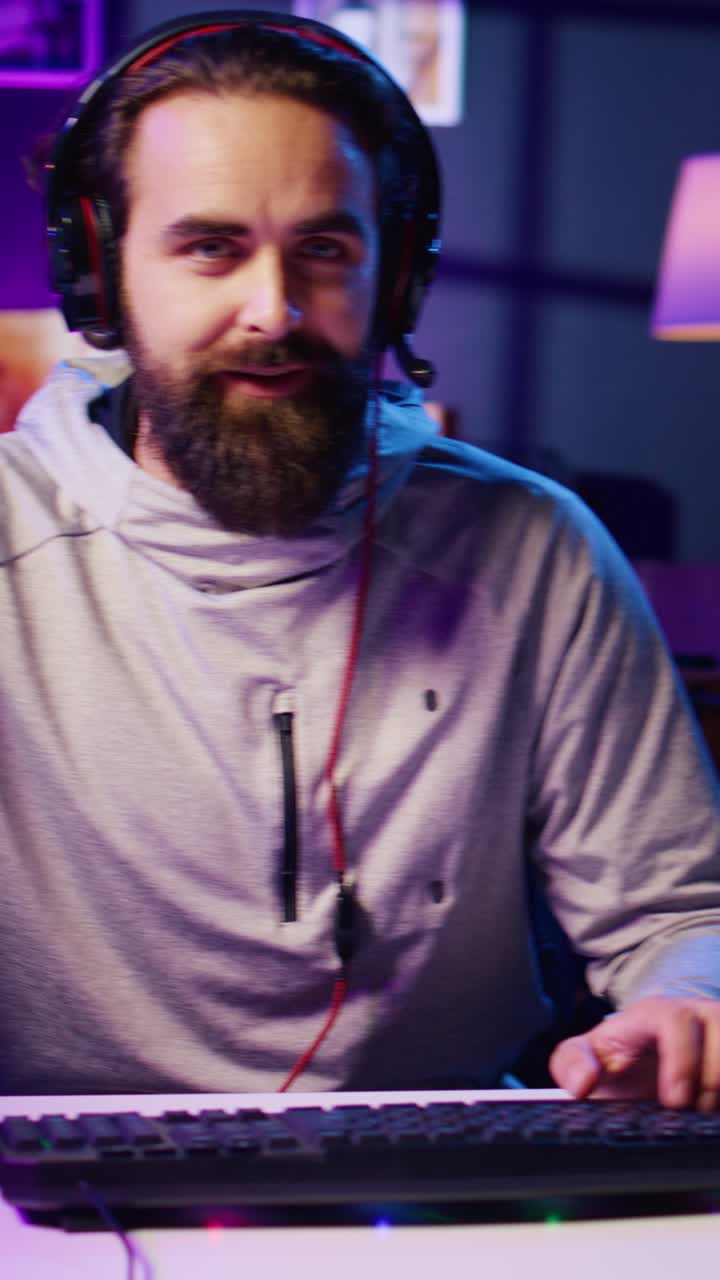Video verticale. Panoramica di un giocatore professionista che trasmette in streaming un gioco in studio