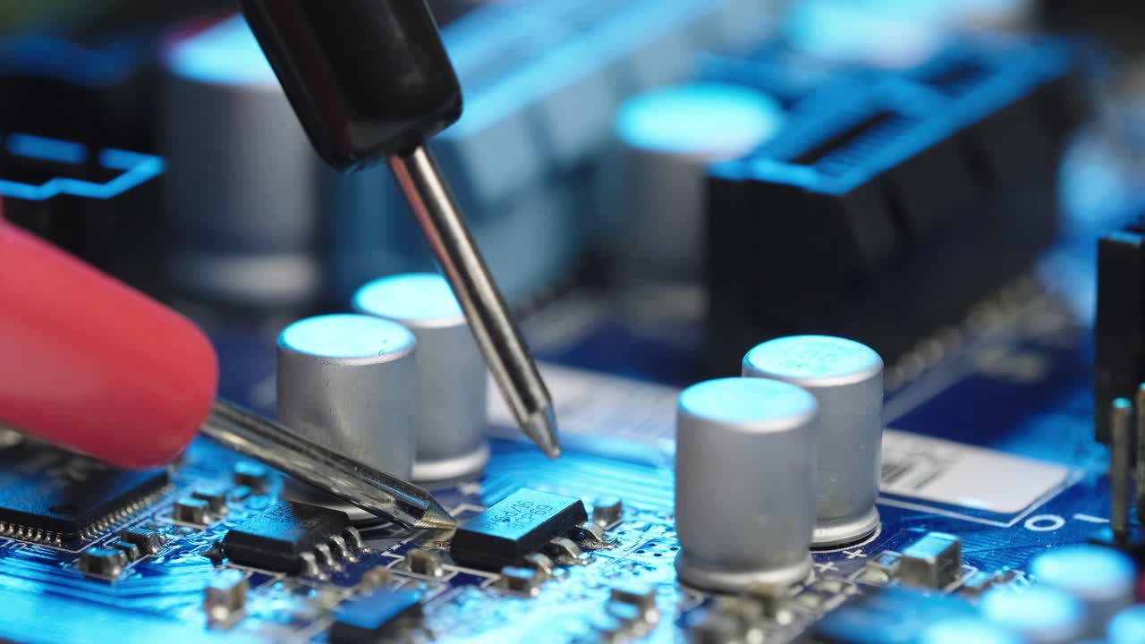 usando un multímetro para medir la corriente eléctrica en los componentes de la computadora, cerrar