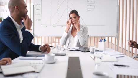 mujer de negocios, riendo o llorando en la oficina