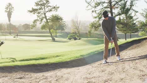 Video-Eines-Kaukasischen-Mannes,-Der-Auf-Dem-Golfplatz-Golf-Spielt