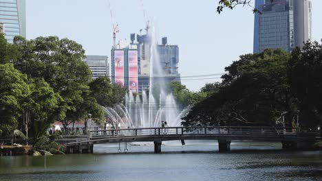 exhibición de fuentes en un parque de la ciudad con rascacielos