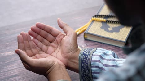 muslim man praying during ramadan