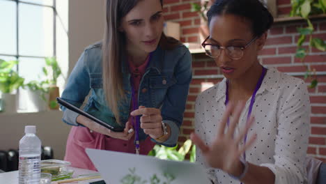 Gente-De-Negocios-Que-Trabaja-Mujer-Líder-De-Equipo-Caucásico-Usando-Una-Computadora-Portátil-Digital-Mostrando-Ideas-De-Colegas-Apuntando-A-Consejos-Para-Compartir-Pantalla-Gerente-De-Proyectos-De-Lluvia-De-Ideas-En-La-Oficina-De-Inicio