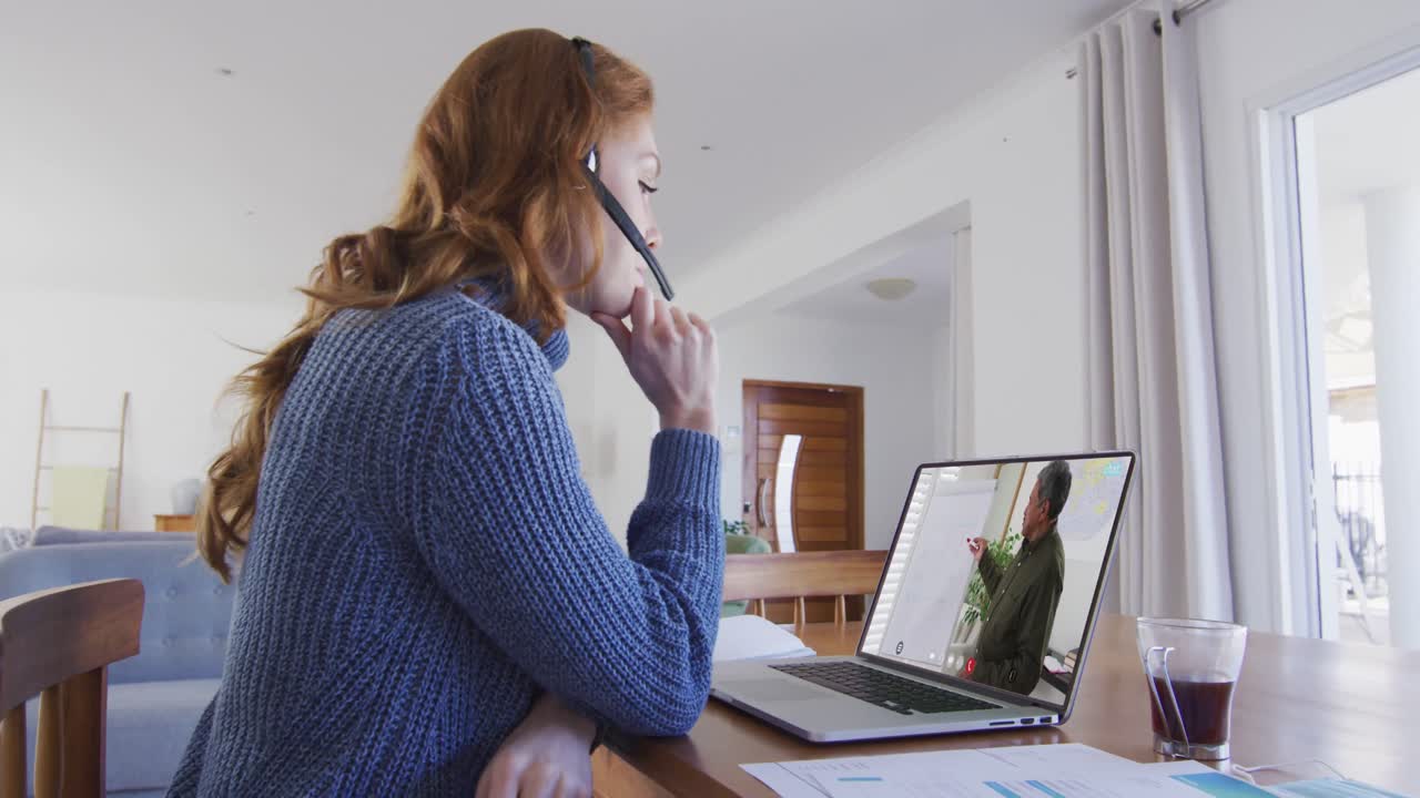 estudiante caucásica usando computadora portátil y auriculares de teléfono en videollamada con un profesor masculino