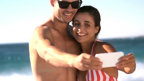 Junges-Paar-Macht-Selfie-Am-Strand