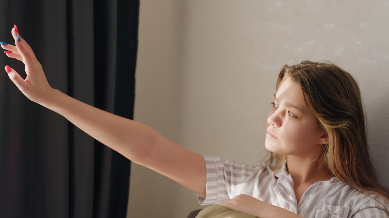 Il mattino accende i giovani, l'alba suscita nuove aspirazioni giovanili, l'alba accende gli animi dei giovani d'oggi, la luce del mattino incoraggia e rinvigorisce i sogni e le speranze giovanili