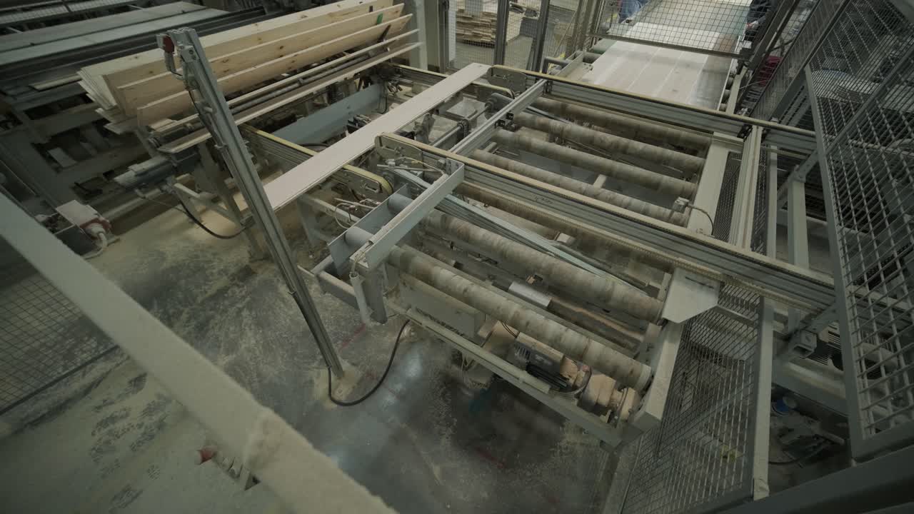 Tavole di legno trasportate automaticamente su nastro trasportatore in una fabbrica di legname