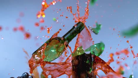 una botella de vino se rompe, dispersando gotas en cámara lenta, representando el concepto de impacto dramático y movimiento suspendido