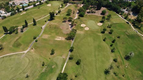 Vista-Aérea-Del-Campo-De-Golf-En-Marbella,-España