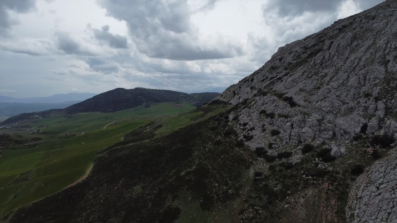 Ripresa aerea di un'incredibile vista drammatica sulla montagna El Torcal, calcare dell'era giurassica
