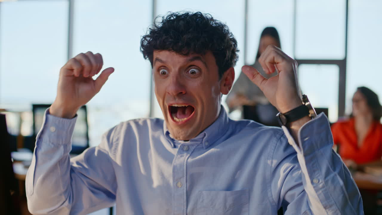 Uomo attento che pensa a una decisione mentre lavora al computer in ufficio, primo piano. Ragazzo emozionato
