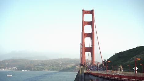 vista panorámica del puente golden gate y la bahía durante la hora pico