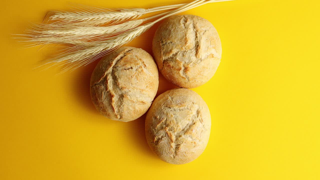 bollos dorados de pan y trigo