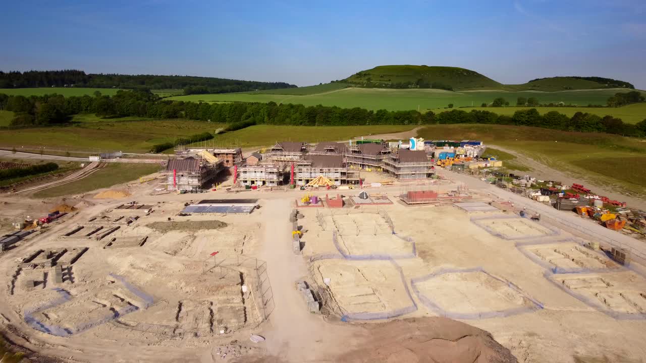 drones dispararon en un sitio de construcción de casas asequibles en el campo de inglaterra