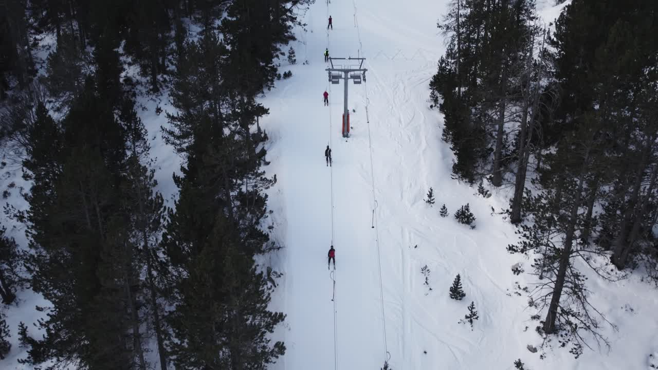 vista de pájaros drone disparó a la gente en poma botón o arrastrar ascensor esquí